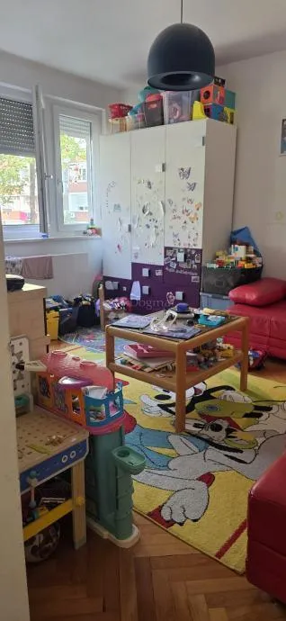 prostran 5-sobni stan s balkonom i loggiom – mirna lokacija, studentski grad - slika 14