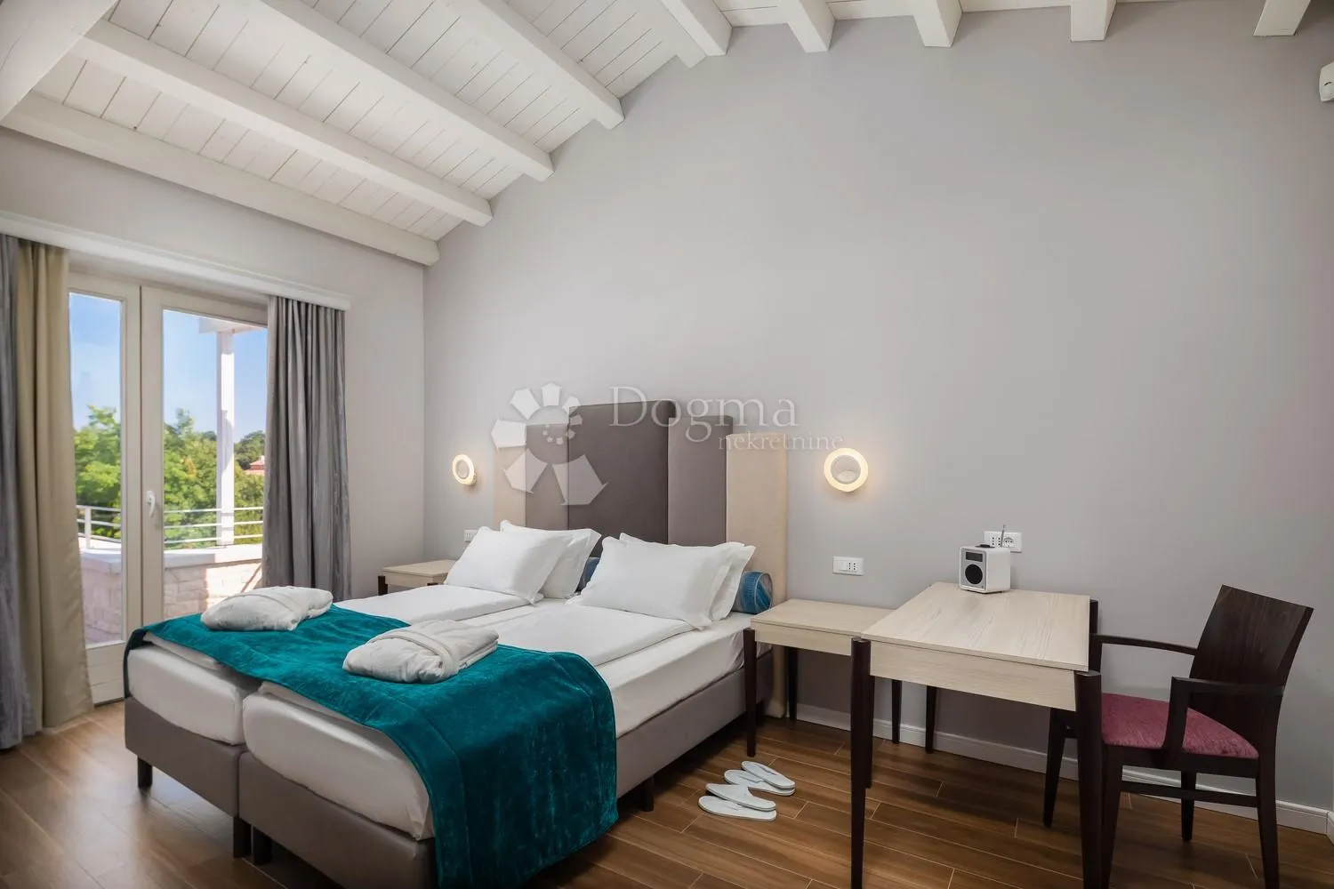 prostrana villa s bazenom i sadržajima na rubu sela - slika 24
