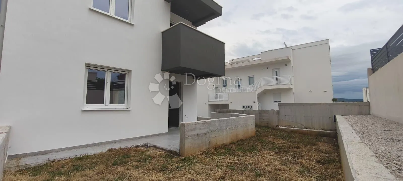 stan u prizemlju s vrtom i spektakularnim pogledom - ražanac - slika 9