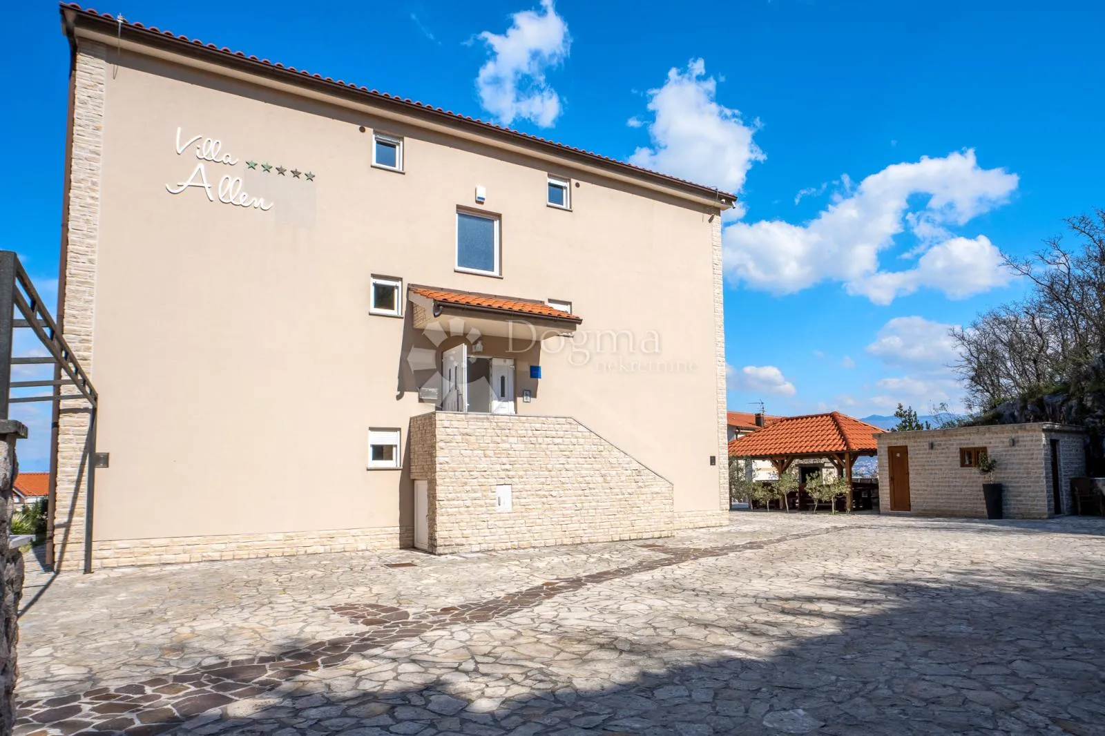 klimno, vila s bazenom i 6 app na svega 250m od mora - slika 16