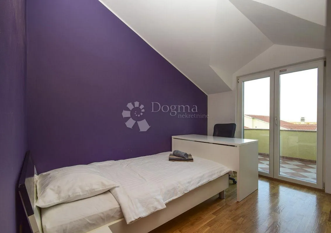 vodice – kuća s tri odvojena stana i terasama s pogledom na more - slika 25