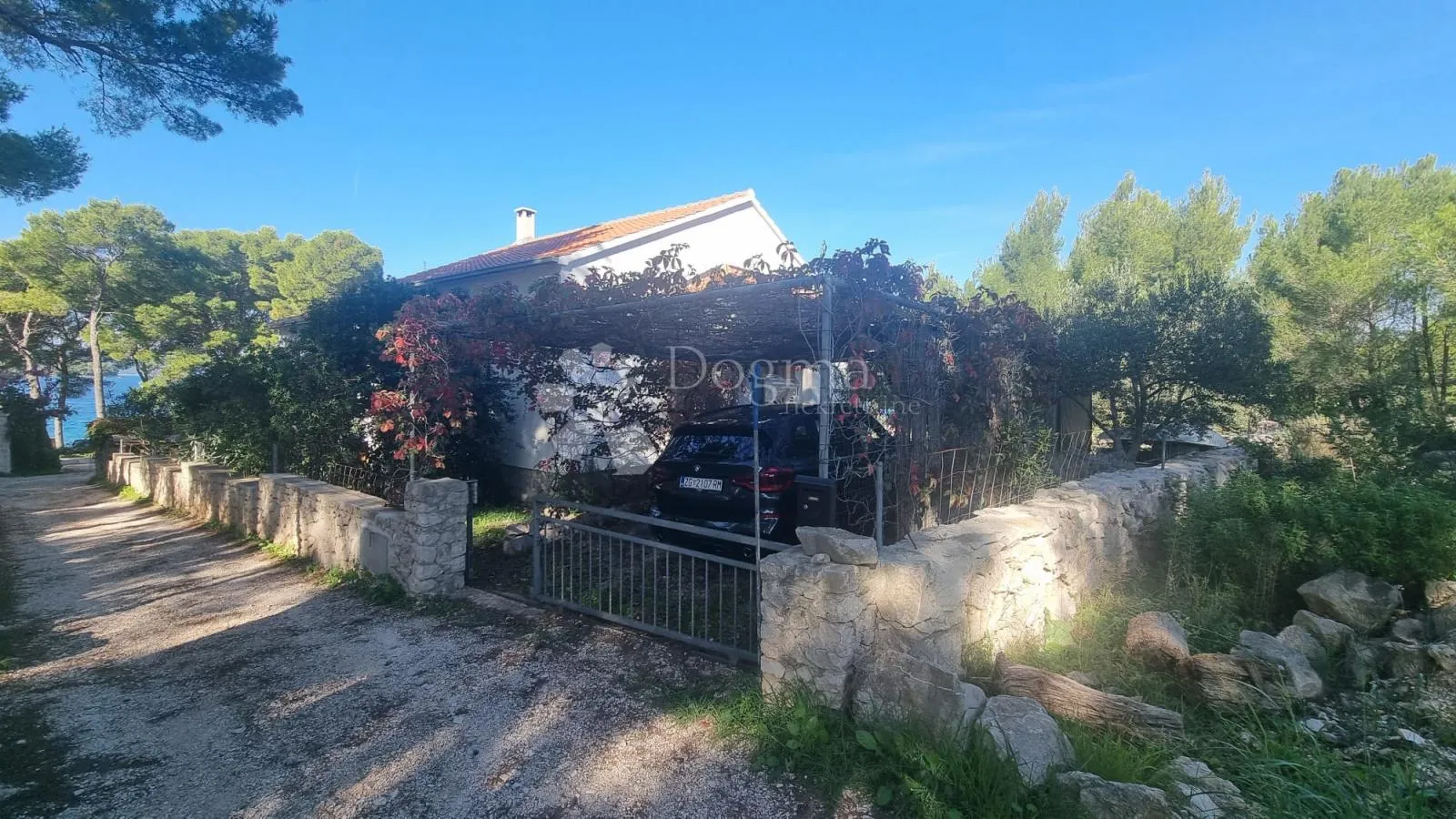 prostrana kuća u mirnoj vali na moru - slika 4