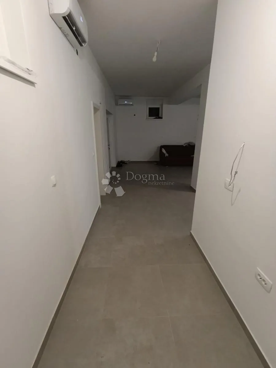 prostrani apartman u mandrama - slika 5