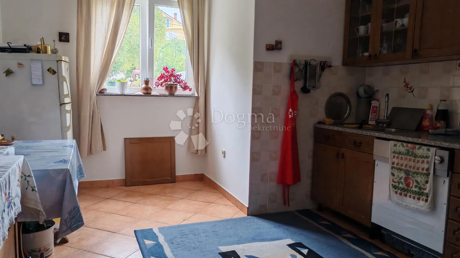 kuća sa tri zasebna stana - slika 18