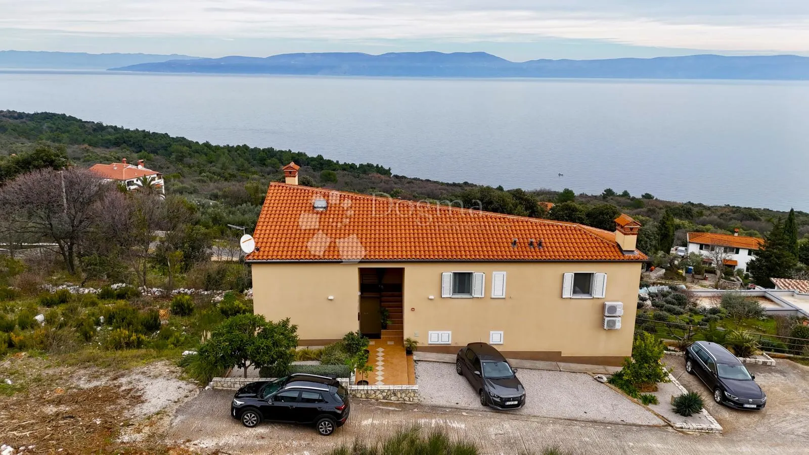 kuća sa 4 stana-pogled more i građevinska parcela - slika 57