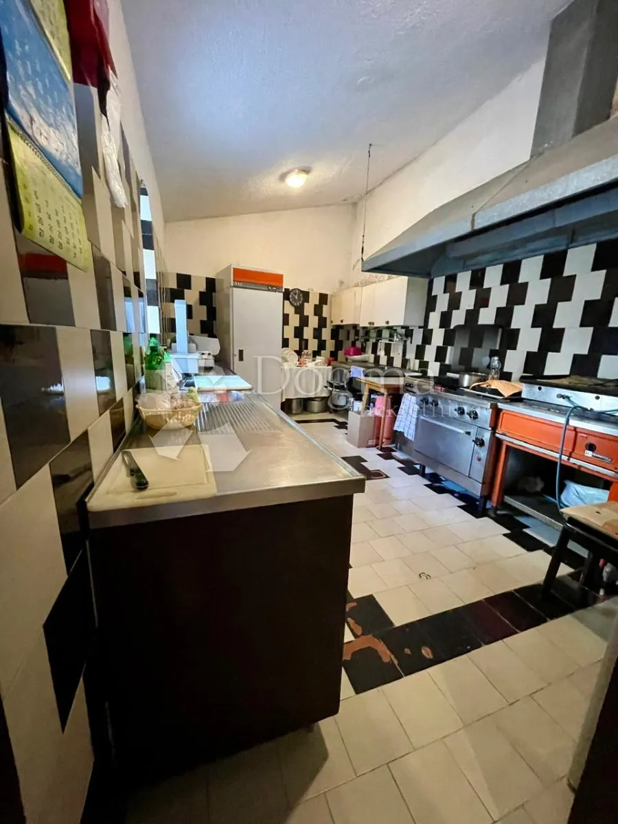 kuća, s restoranom u prizemlju, u centru buja - slika 13