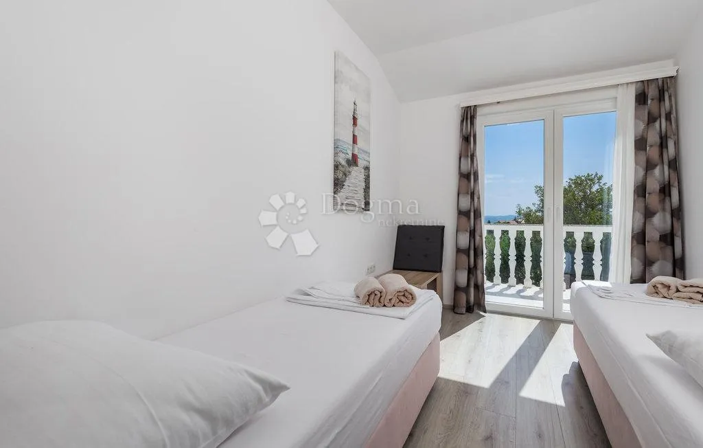 banjol-dvojna mediteranska vila s pogledom na more i bazenima - slika 37