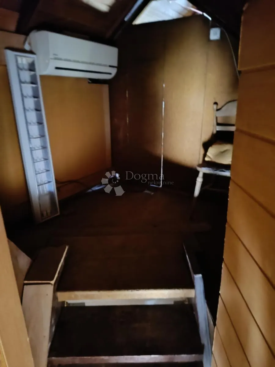 stan u kući za renovaciju - slika 9