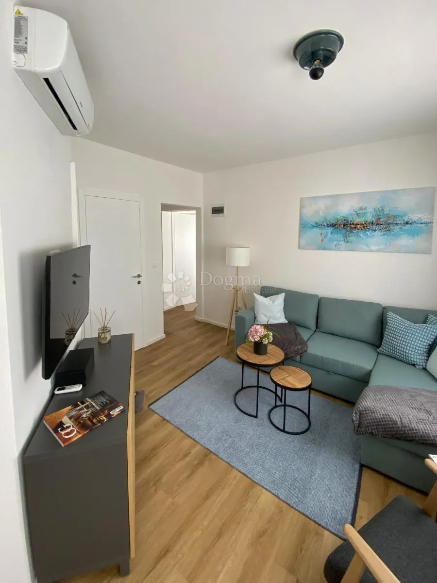 čiovo-kuća s 3 apartmana i bazenom - slika 11