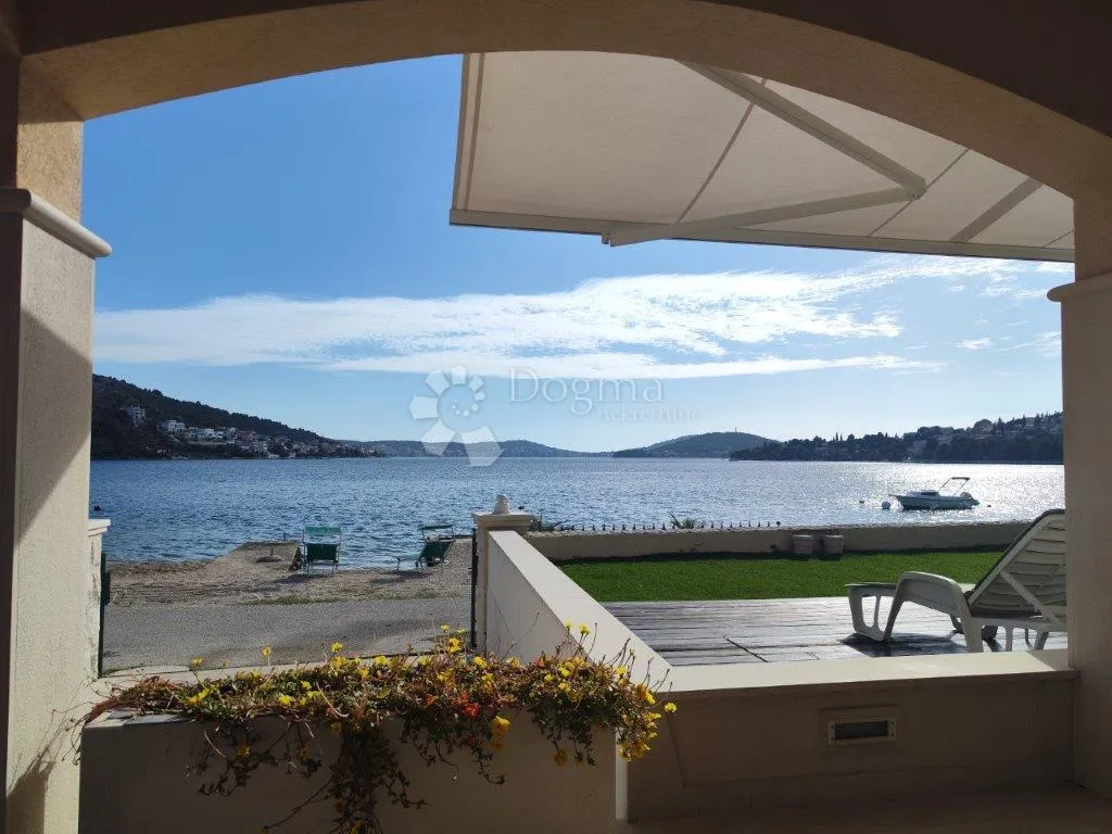 rogoznica- predivna villa na plaži - slika 2