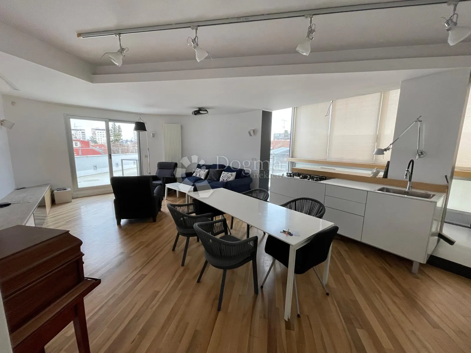 luksuzni troetažni penthouse sa terasom i bazenom - slika 10