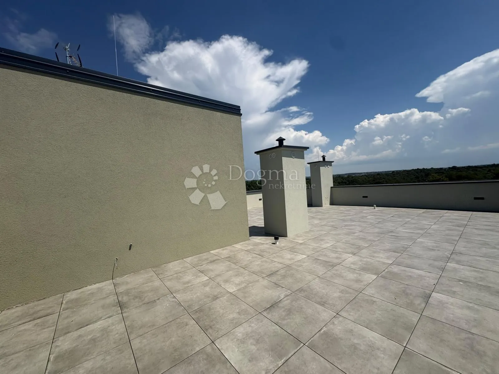 penthouse sa 3ss+db i krovnom terasom 800m od mora - slika 20