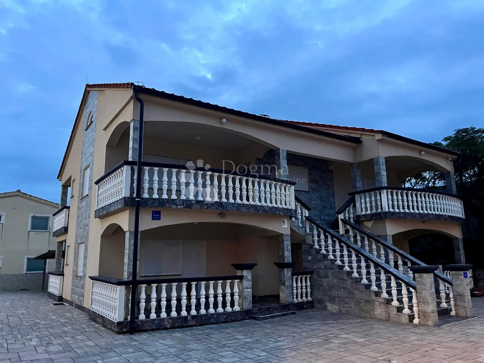 apartmanska kuća s bazenom – 4 apartmana, 150 m od mora – otok vir - slika 2