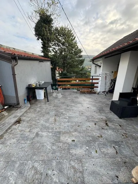 elegantno uređen stan na traženoj lokaciji - slika 13