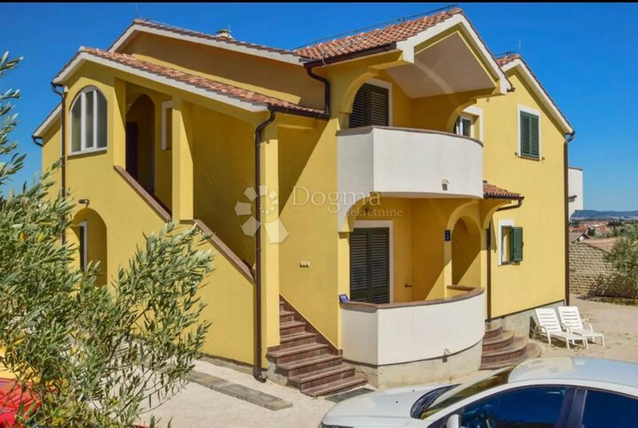 vodice – kuća s tri odvojena stana i terasama s pogledom na more - slika 15