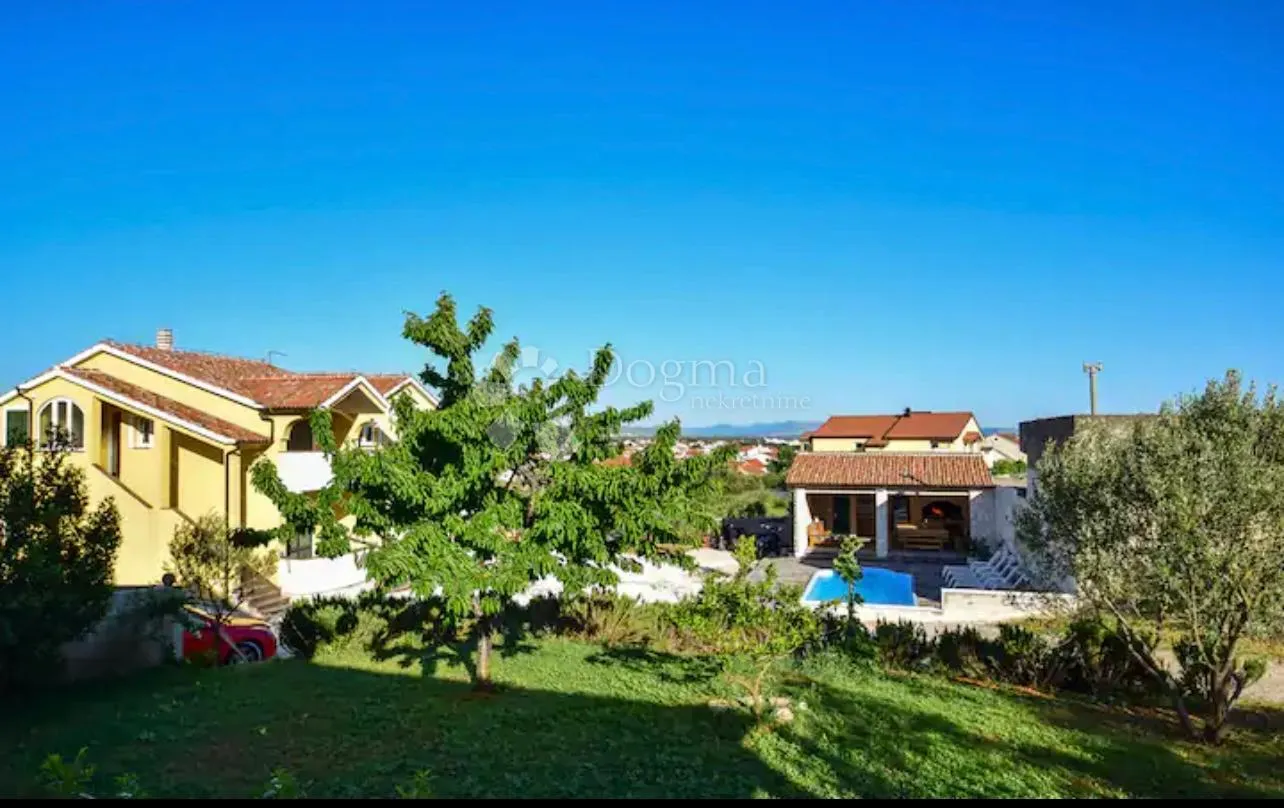 vodice – kuća s tri odvojena stana i terasama s pogledom na more - slika 8