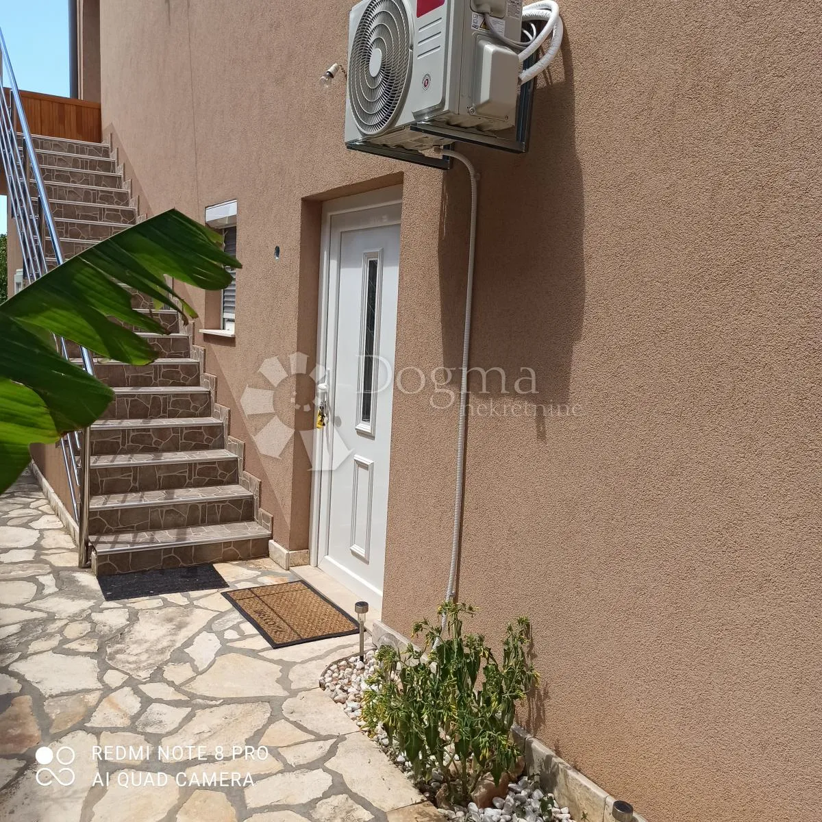 prodaja kuće 80m od mora, 6 apartmana - slika 5