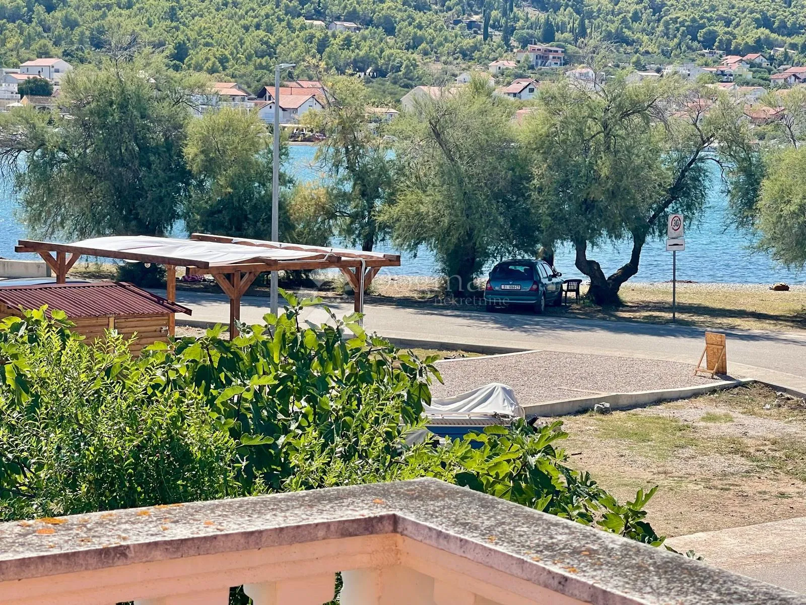 2 stana u kući - prvi red uz obalu - slika 15