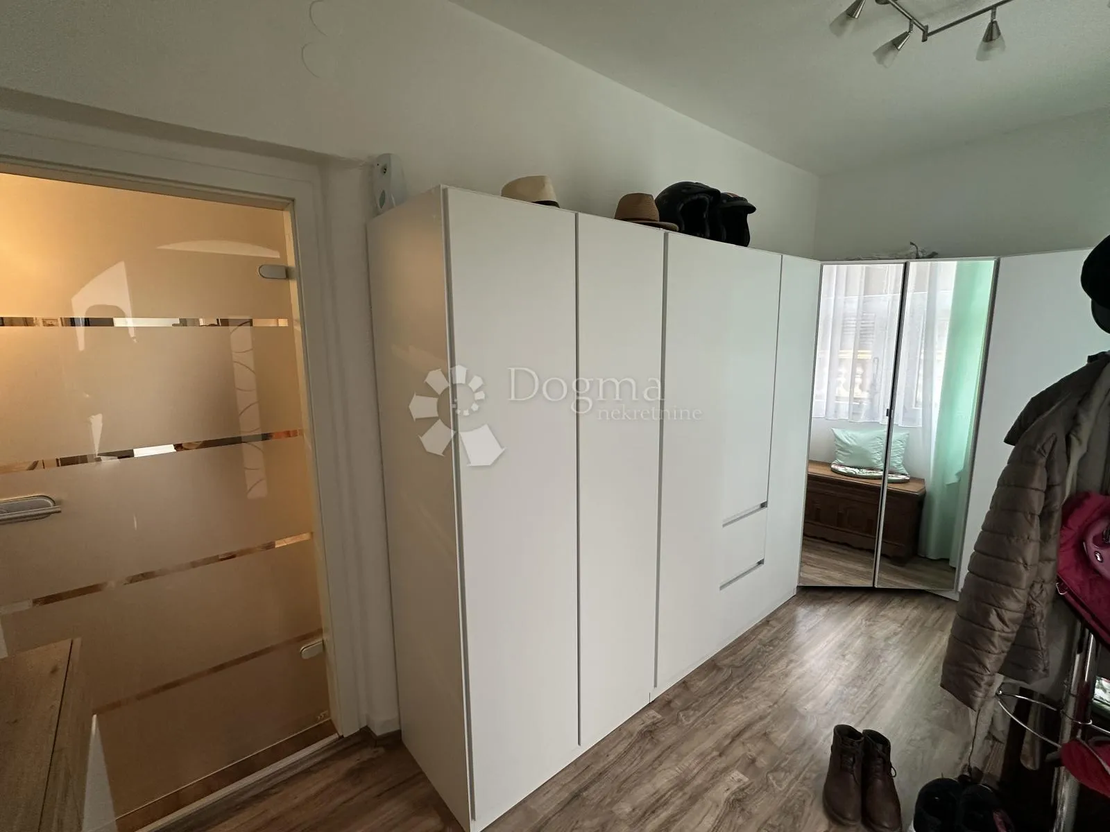 vodice, predivna kuća s tri stambene jedinice - slika 4