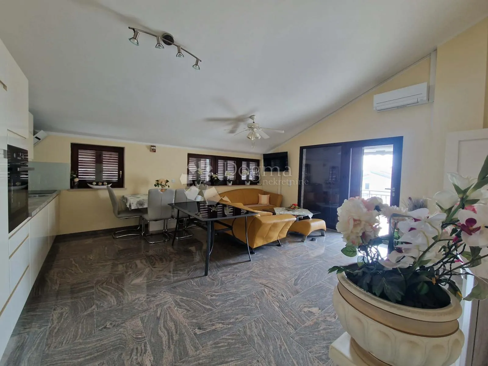 kuća s 4 apartmana - drugi red od mora - slika 71