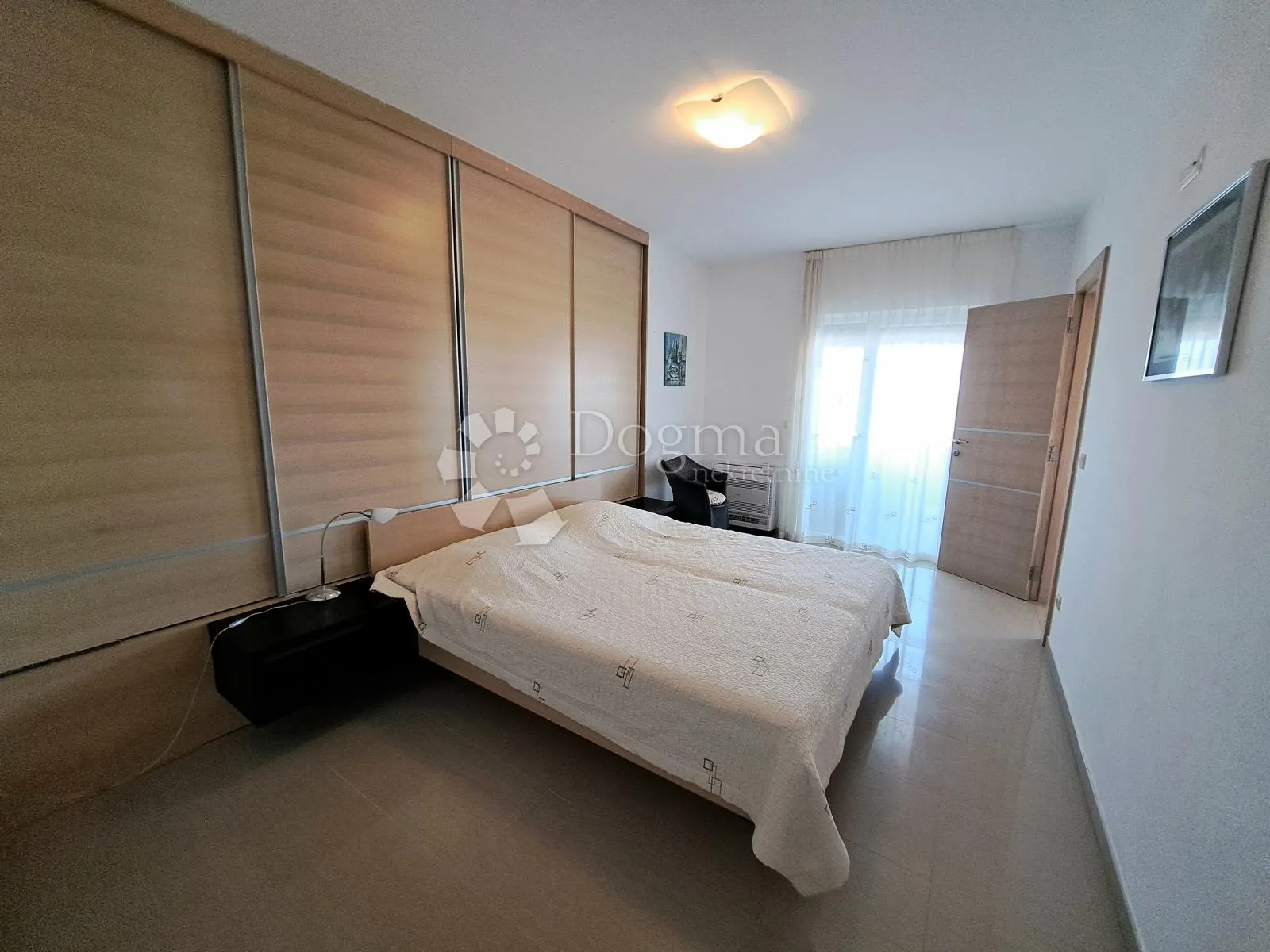 impresivan penthouse s pogledom na more, pješćana uvala - slika 5