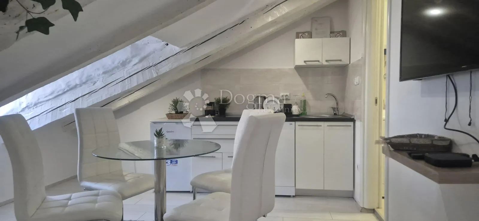 dva apartmana u strogom centru - slika 9