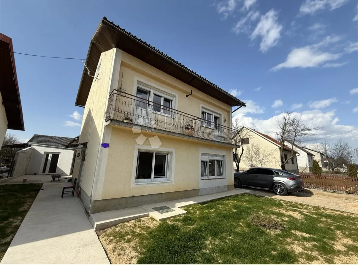 kuća s 2 stana 2 pomoćna objekta i 3000 m2 vrta - slika 2
