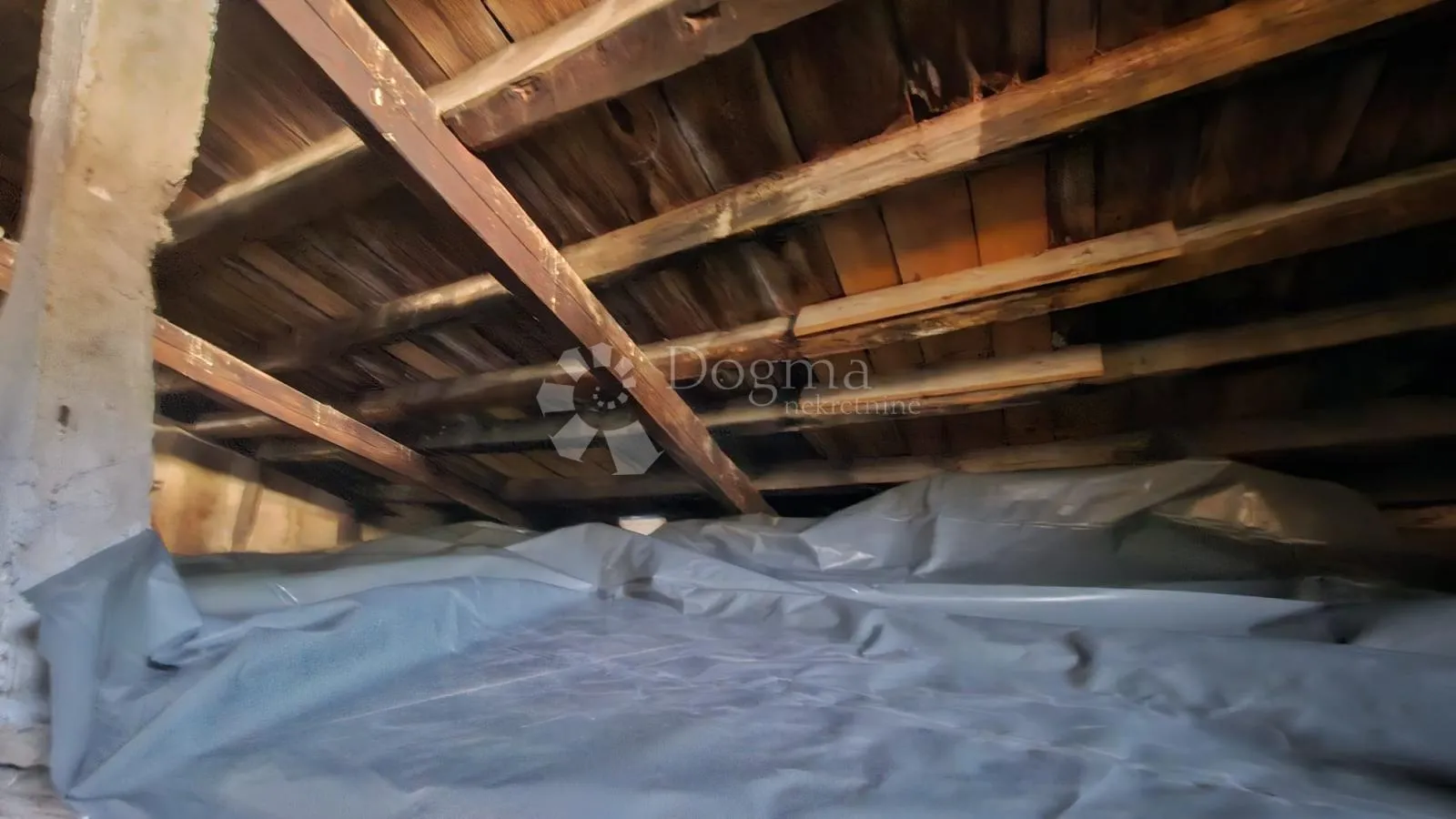 apartman u centru cresa, potrebna adaptacija! - slika 10