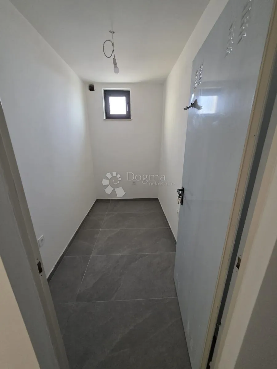 rogoznica- prizemlje u novogradnji 70m od mora - slika 3