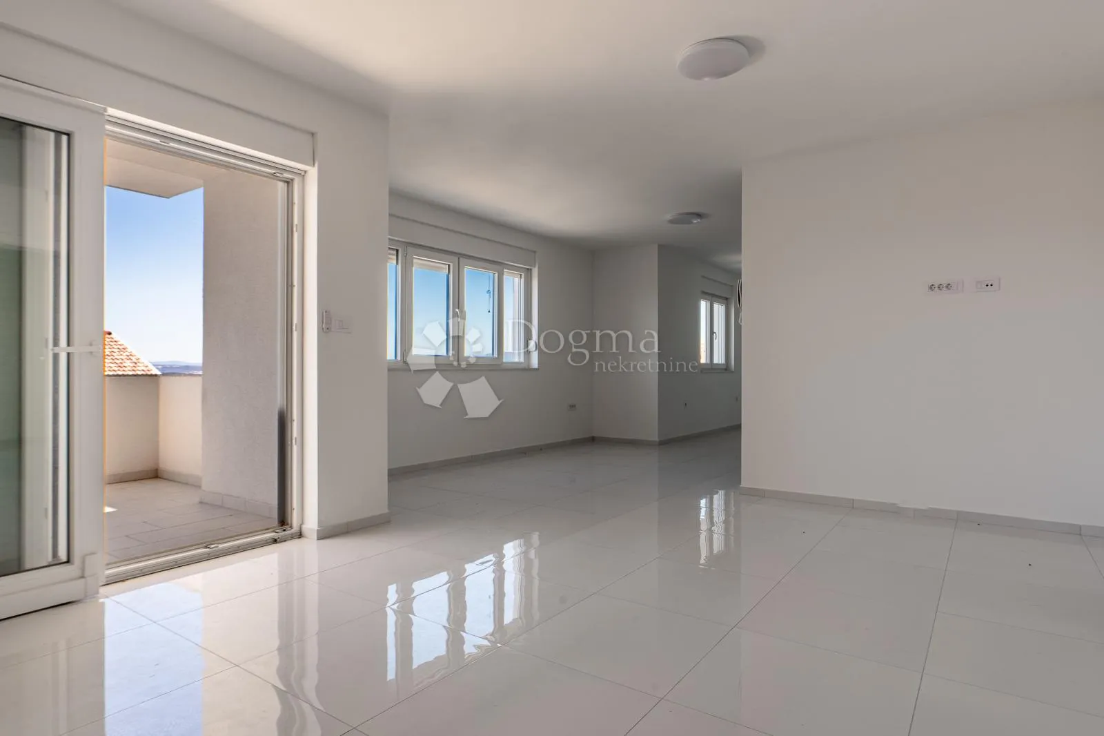 prekrasan veliki apartman u blizini mora - slika 4