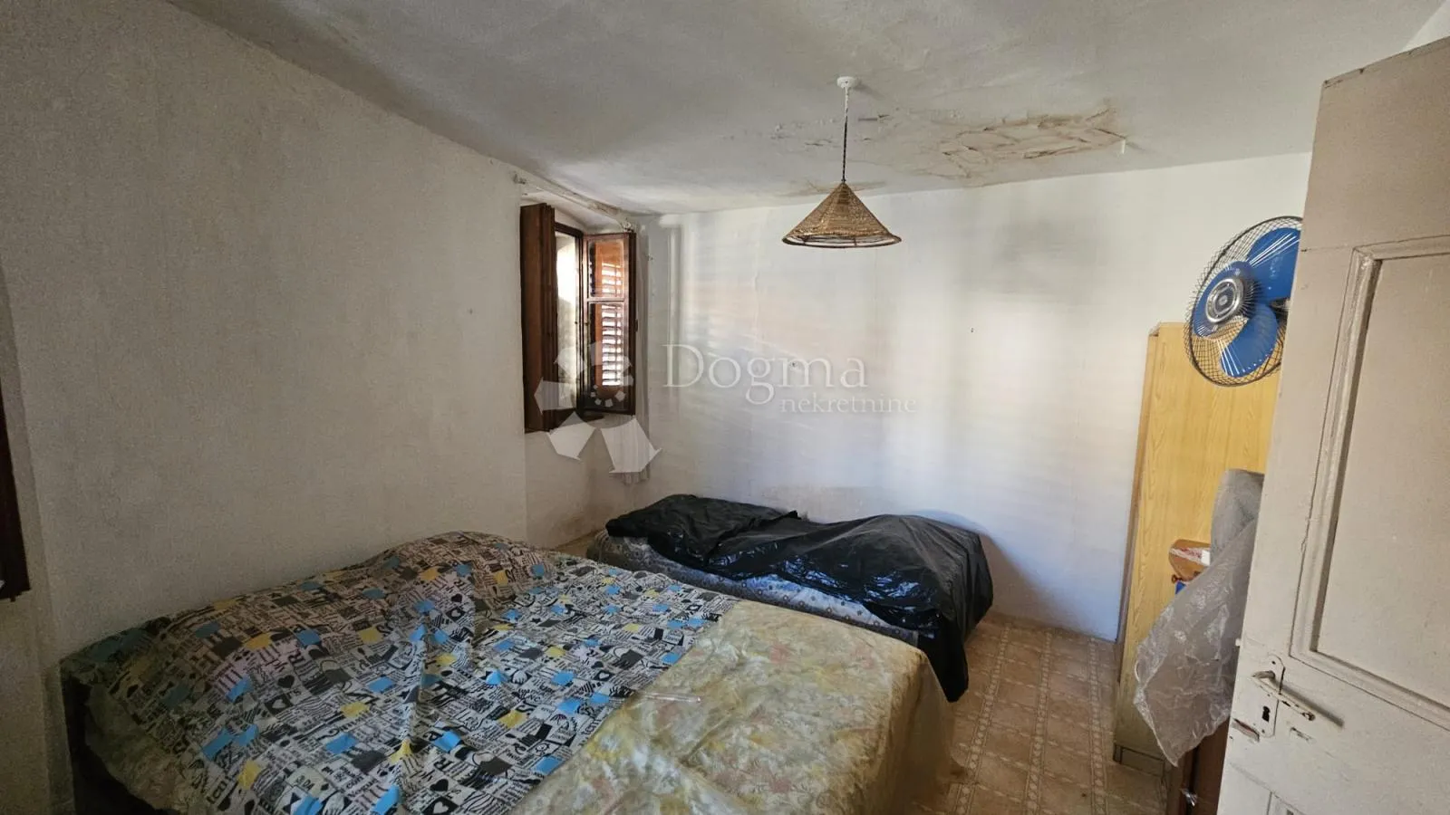 apartman u centru cresa, potrebna adaptacija! - slika 2