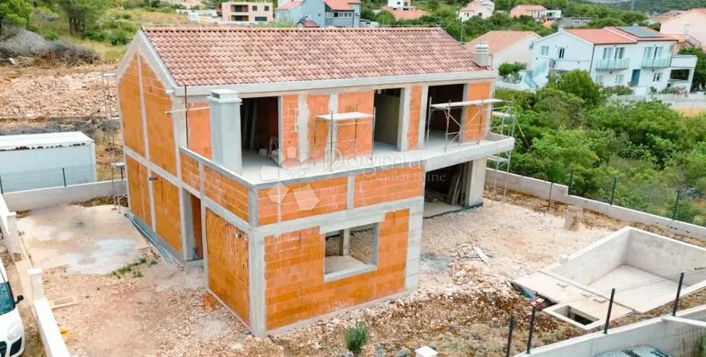 vila s bazenom u zelenoj oazi - slika 7