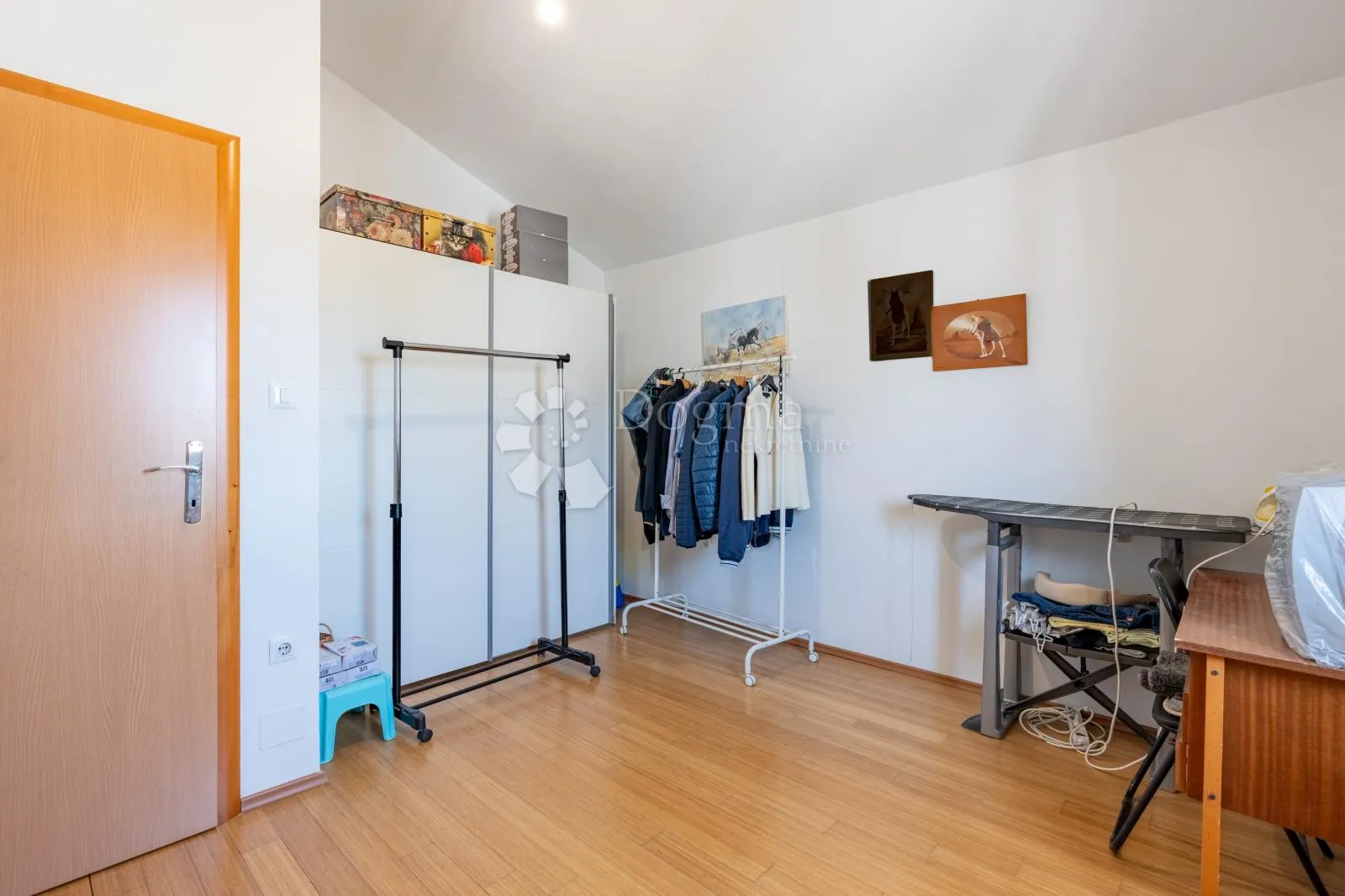 srdoči-240m2 više parkirna mjesta,okućnice 931m2 - slika 16