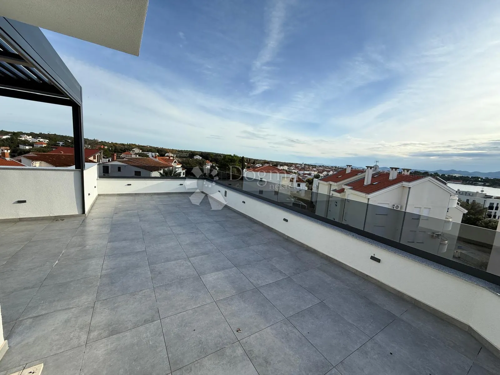 luksuzan namješten penthouse s pogledom na more - slika 29