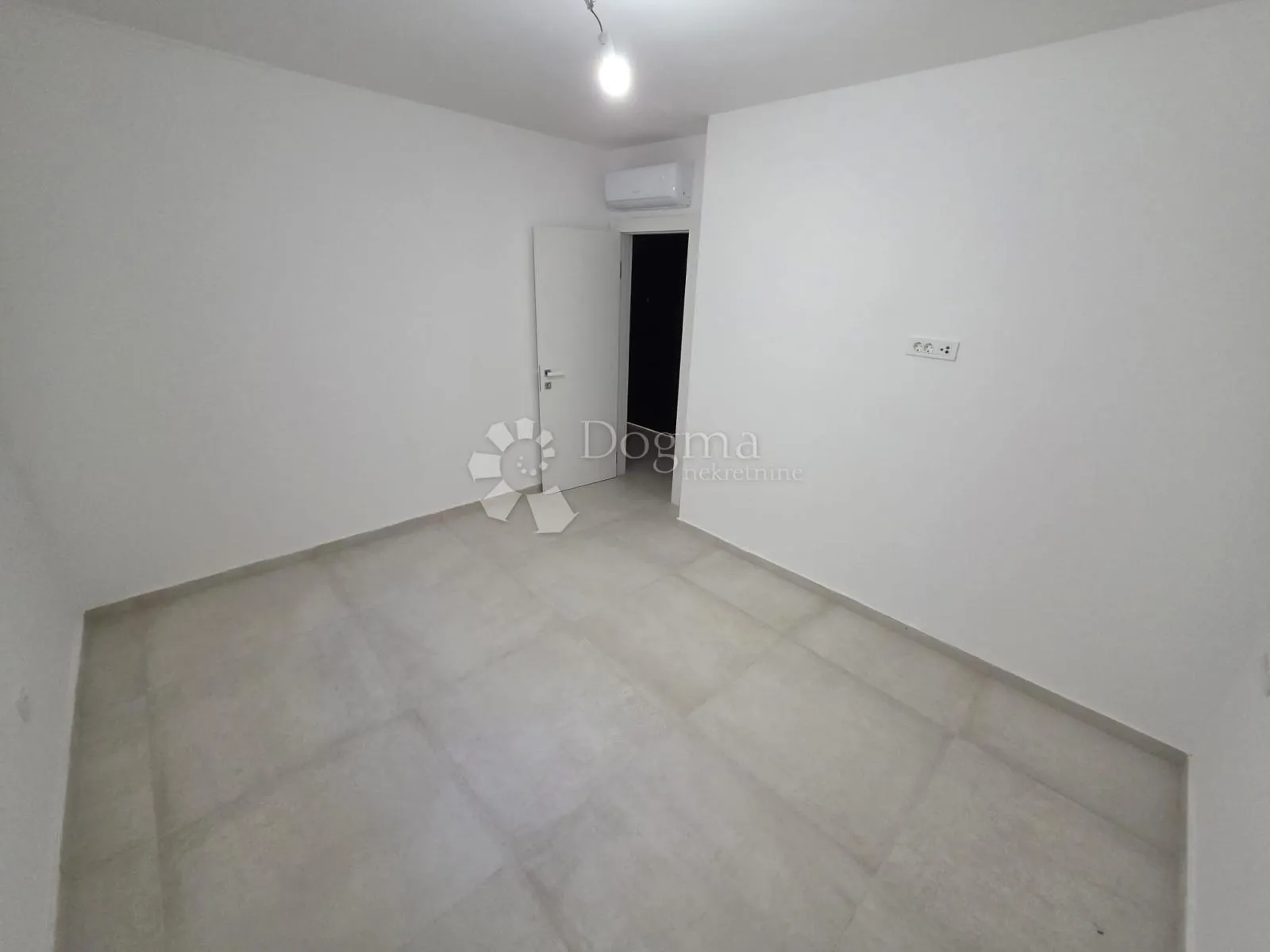 rogoznica- prizemlje u novogradnji 70m od mora - slika 9
