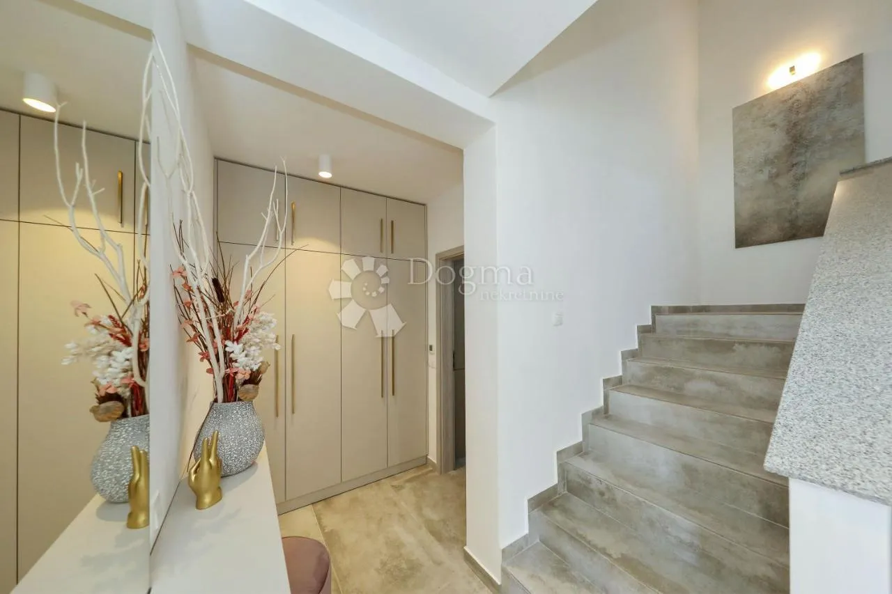 moderna vila s bazenom, prvi red uz more! - slika 17