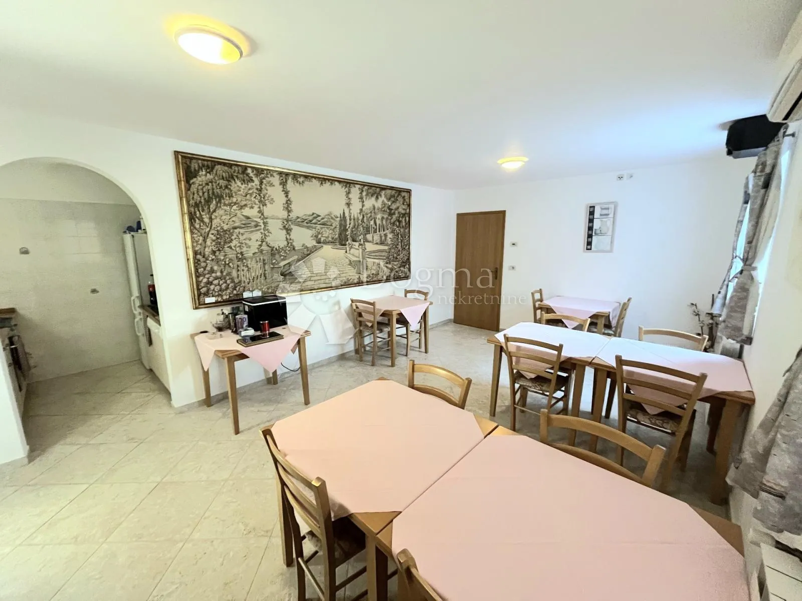 prekrasna villa s bazenom - slika 18