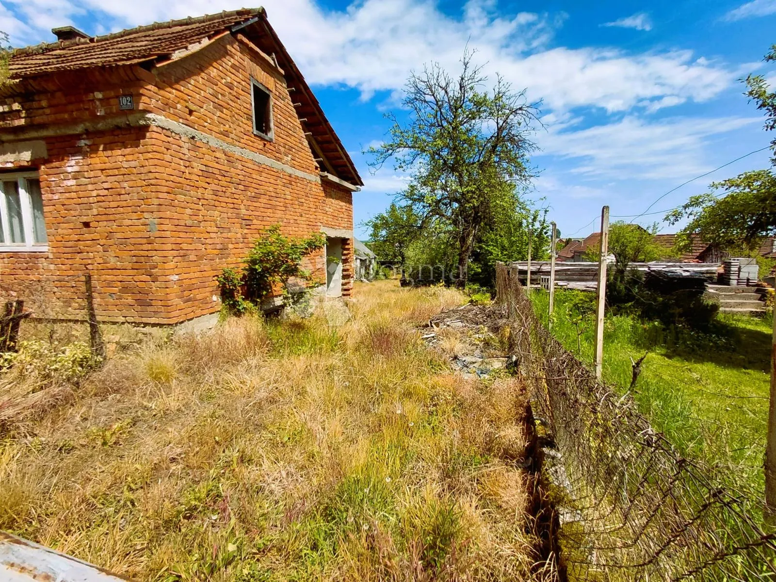 vrlo povoljno građevinsko zemljište sa dvije kuće za renovaciju - slika 3