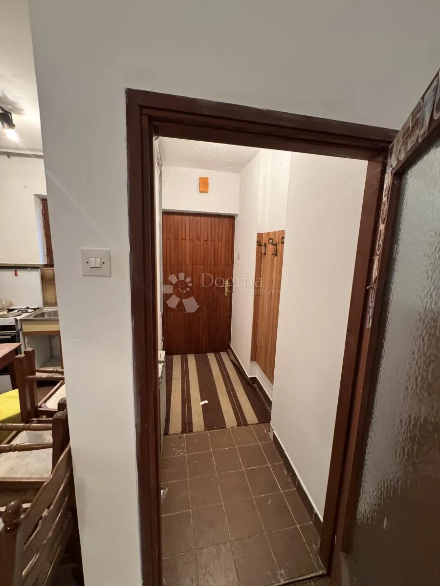 stan u kući za kompletnu renovaciju - slika 2