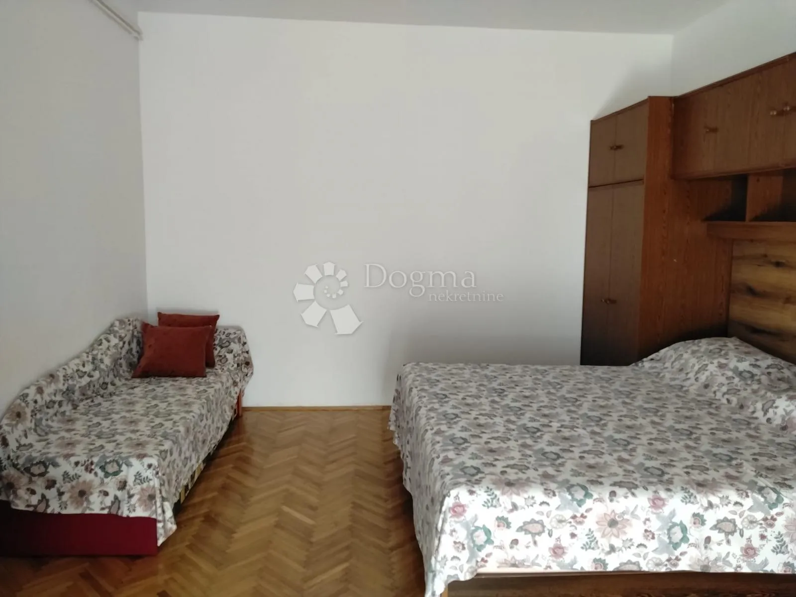 stan u kući turanj - slika 15