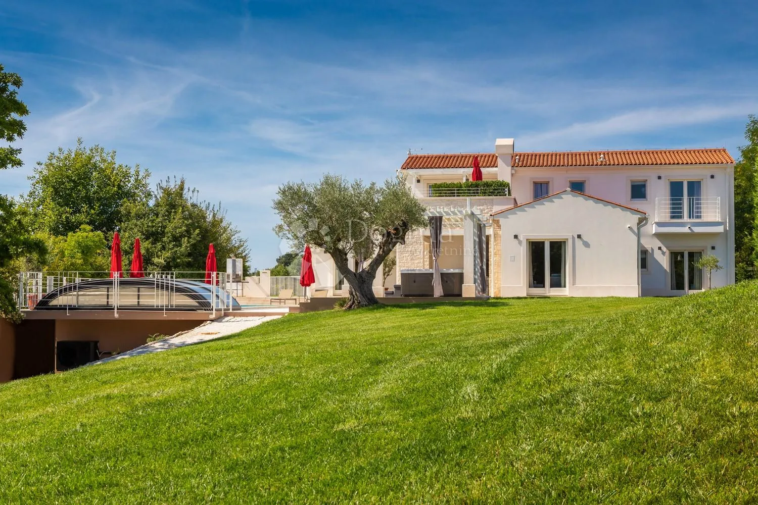 prostrana villa s bazenom i sadržajima na rubu sela - slika 34