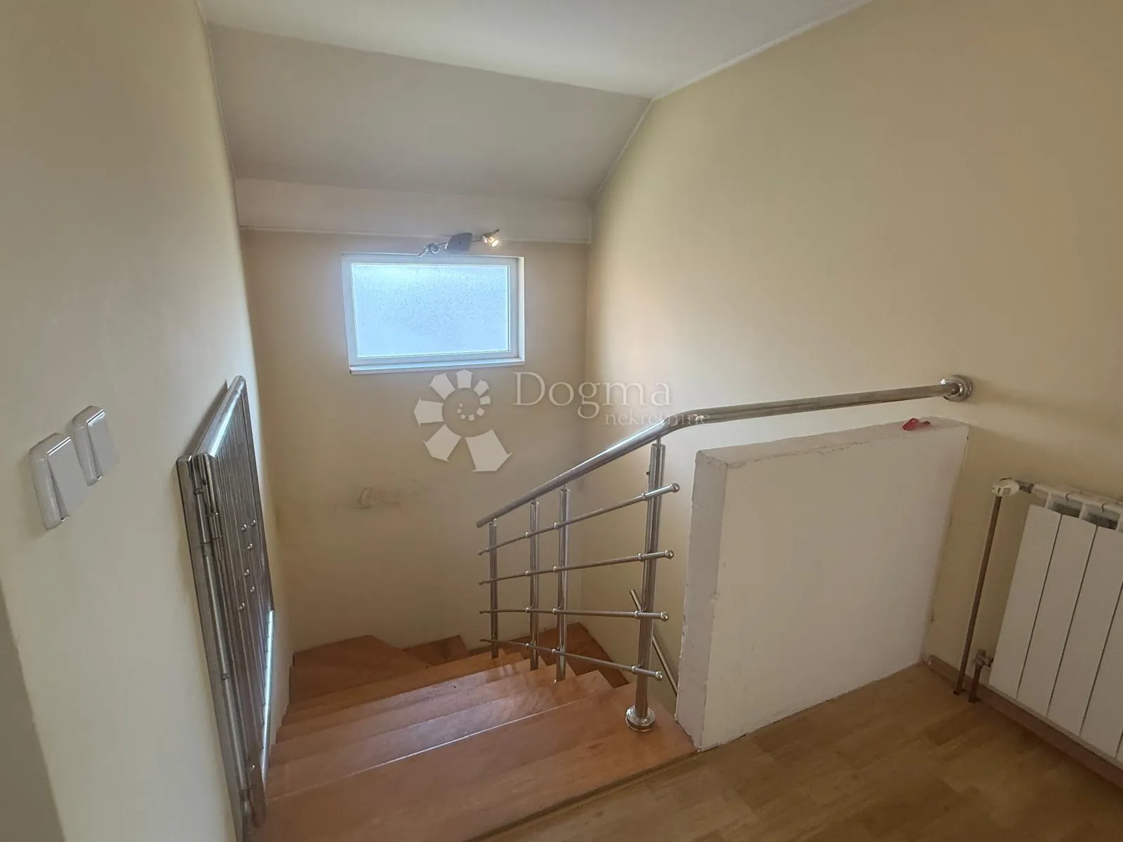 prostrana kuća s dvije stambene jedinice - slika 16