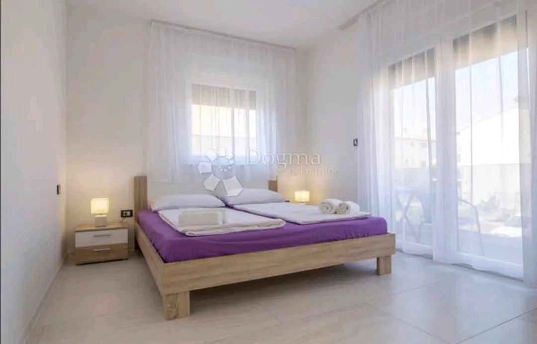 vodice - atraktivna kuća moderno namještena - slika 19