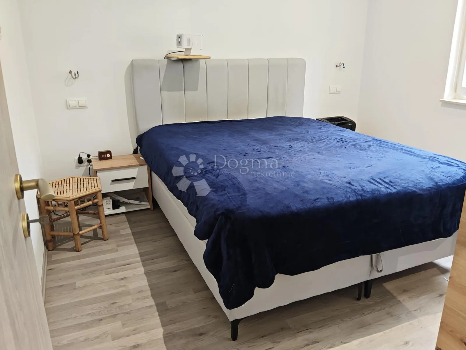 atraktivni trosoban stan s prostranim dvorištem i dva parkirna mjesta – otok vir - slika 5