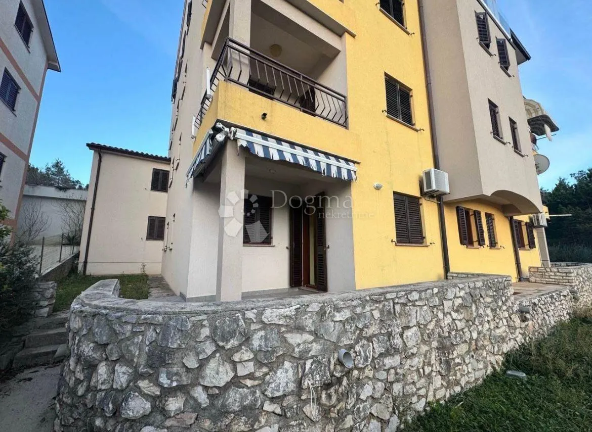 rabac – prizemni apartman s terasom i parkingom - slika 9