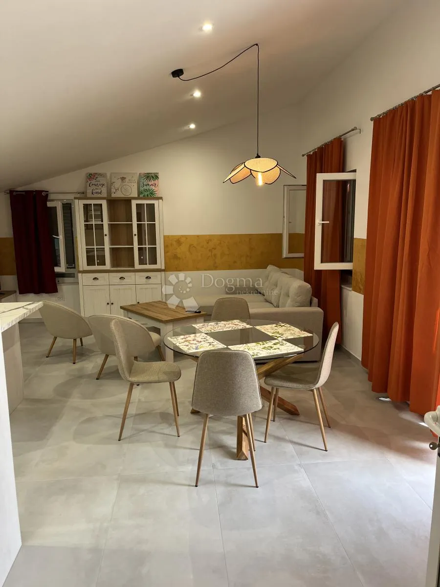 prilika! predivna vila s bazenom u zaleđu vodica - slika 26