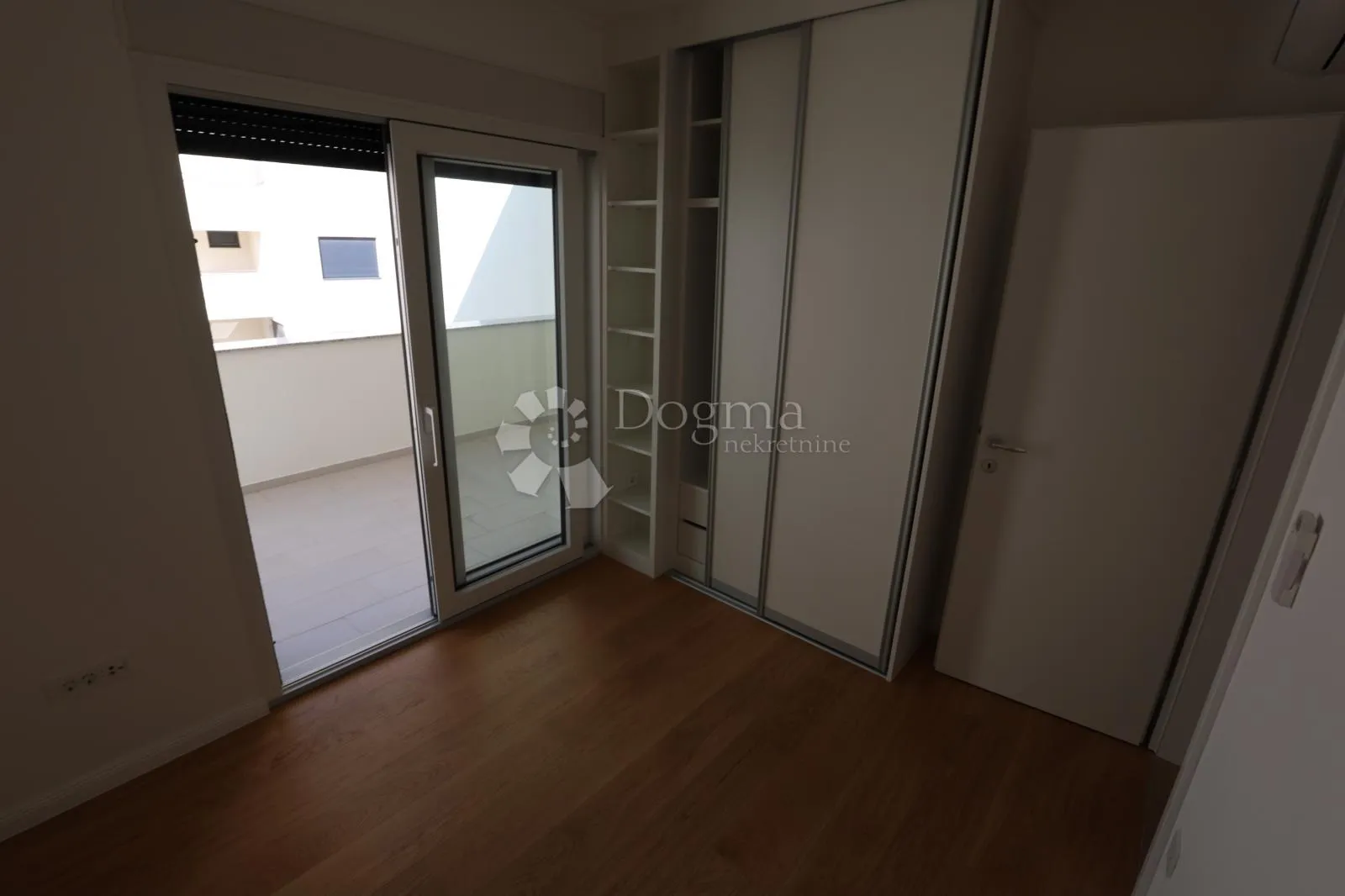 useljivi apartman kraj mora - slika 8