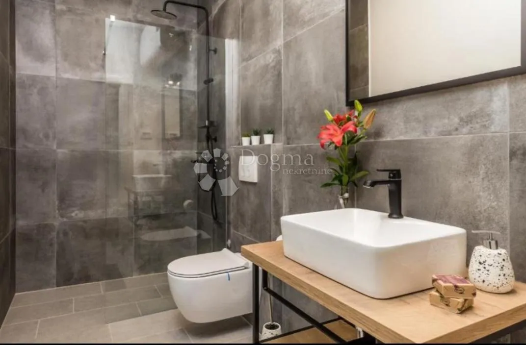 tri predivna apartmana u centru rijeke - slika 9