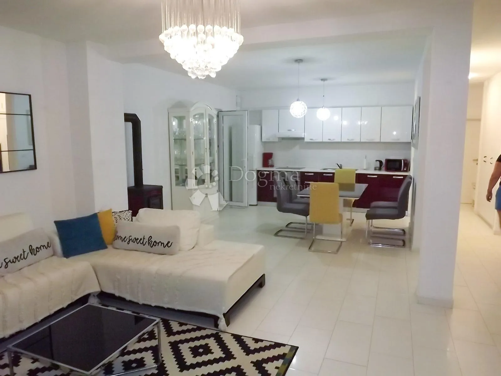 luksuzna vila s bazenom u središtu vrsi – blizina mora, privatnost i elegancija - slika 4