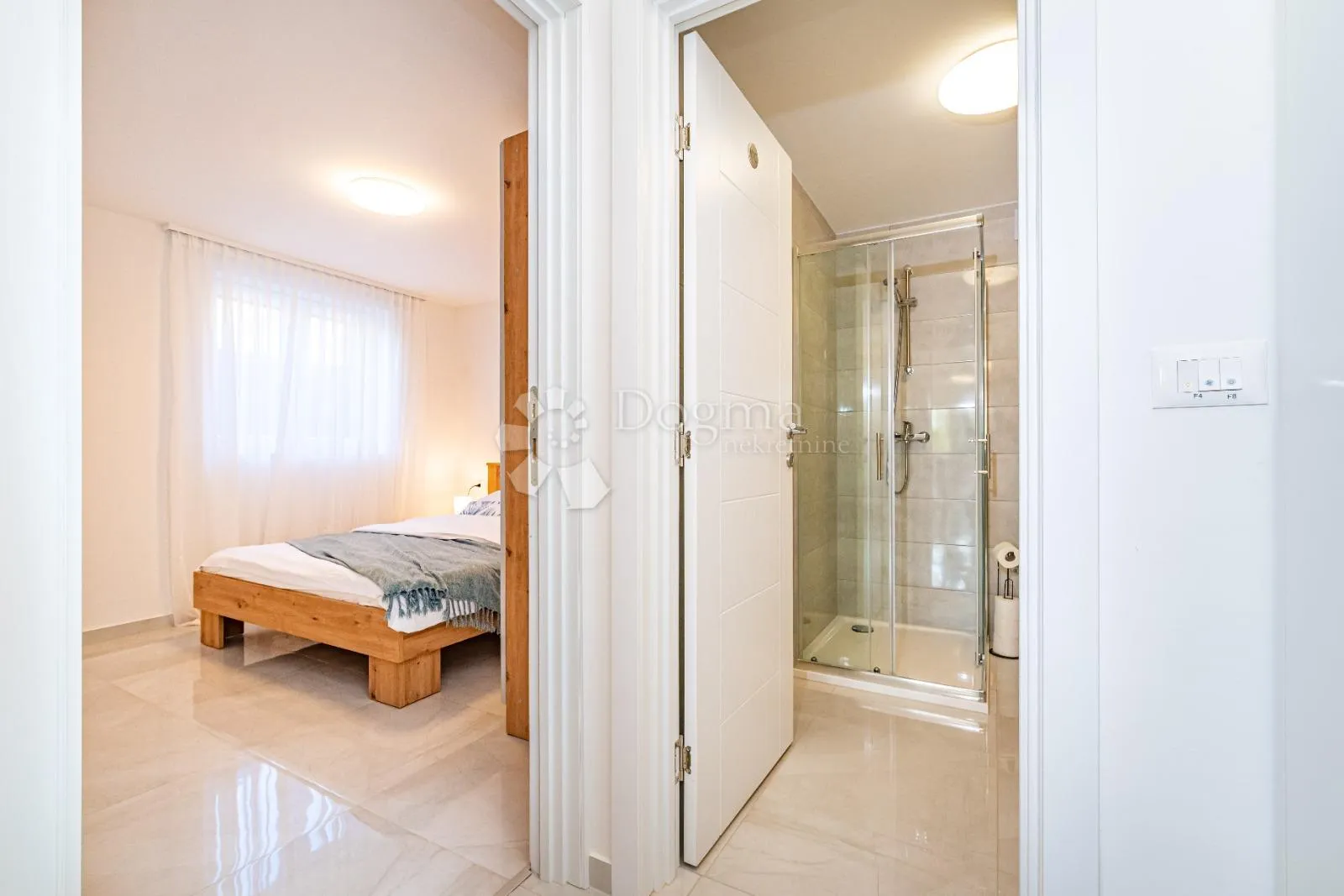 kuća s bazenom i pogledom na more – novigrad - slika 13